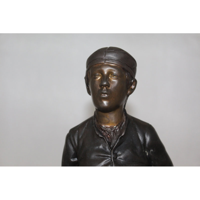 Statue de garçon debout en bronze Kensa - Taille: L 7,5 po x l 7,5 po x H 23,5 po.