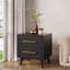 Ensemble de meubles de chambre à coucher rembourrés 4 pièces comprenant un cadre de lit capitonné, 2 tables de chevet et une commode à 6 tiroirs.
