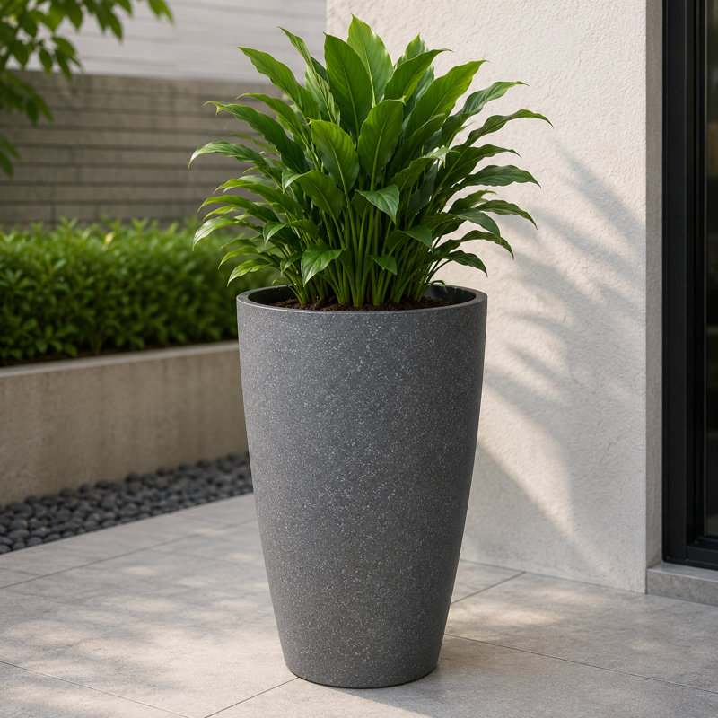 Grand pot de fleurs intérieur / extérieur en résine moucheté gris avec soucoupe et écran de drainage, Set of 1