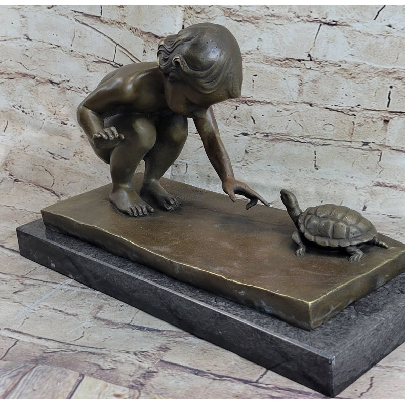 Molley Aldo Vitaleh, petite fille jouant avec une tortue