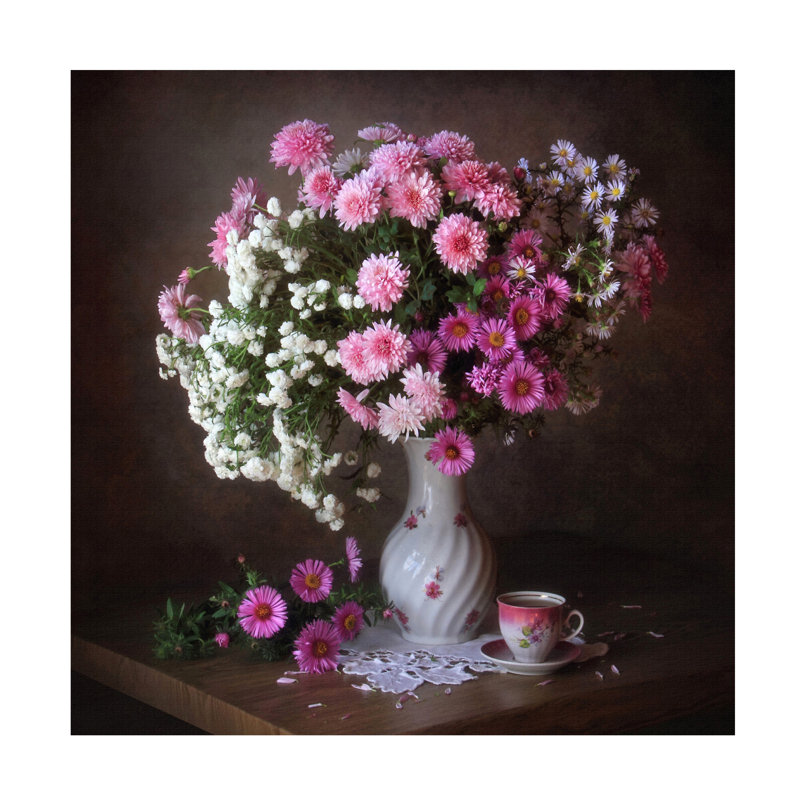 Œuvre sur toile, "Tatyana" avec un bouquet de chrysanthèmes, H 14 po x l 14 po