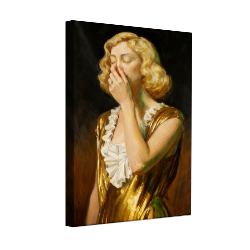 Abstrait femme en robe dorée couvrant la bouche, H 30 po x l 20 po