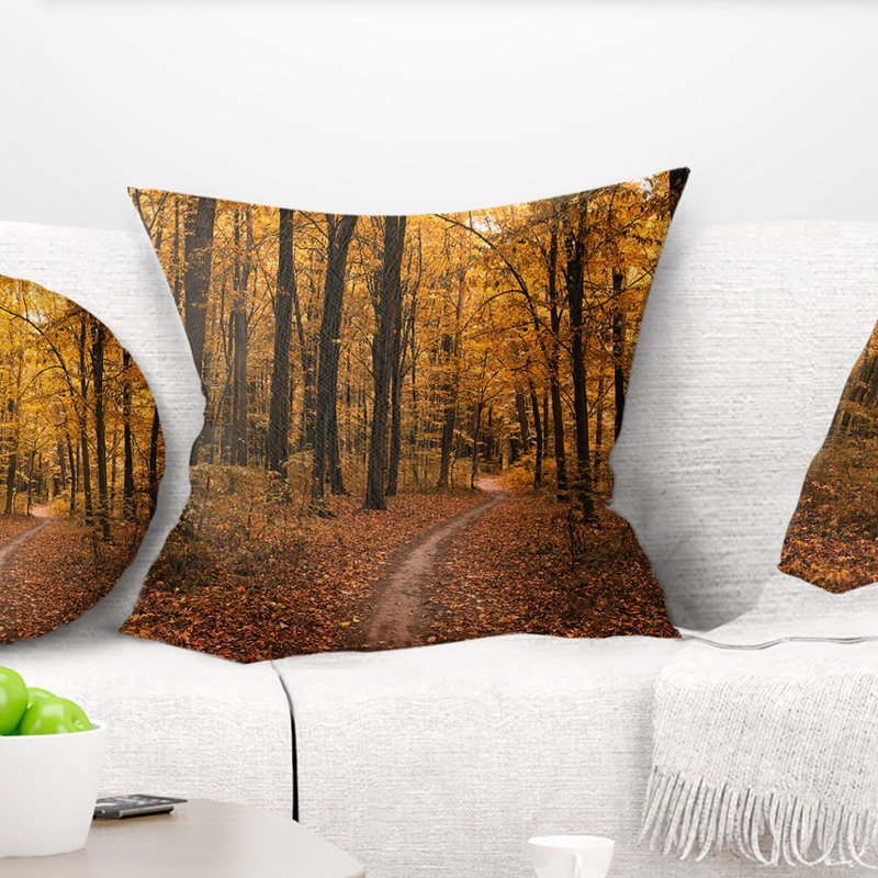 Sentier dans la forêt d'automne jaune - Coussin imprimé forêt, 16 po x 1 po, Coussin décoratif