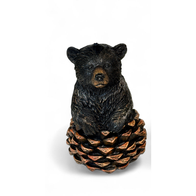 Figurine ours rustique assis sur une pomme de pin