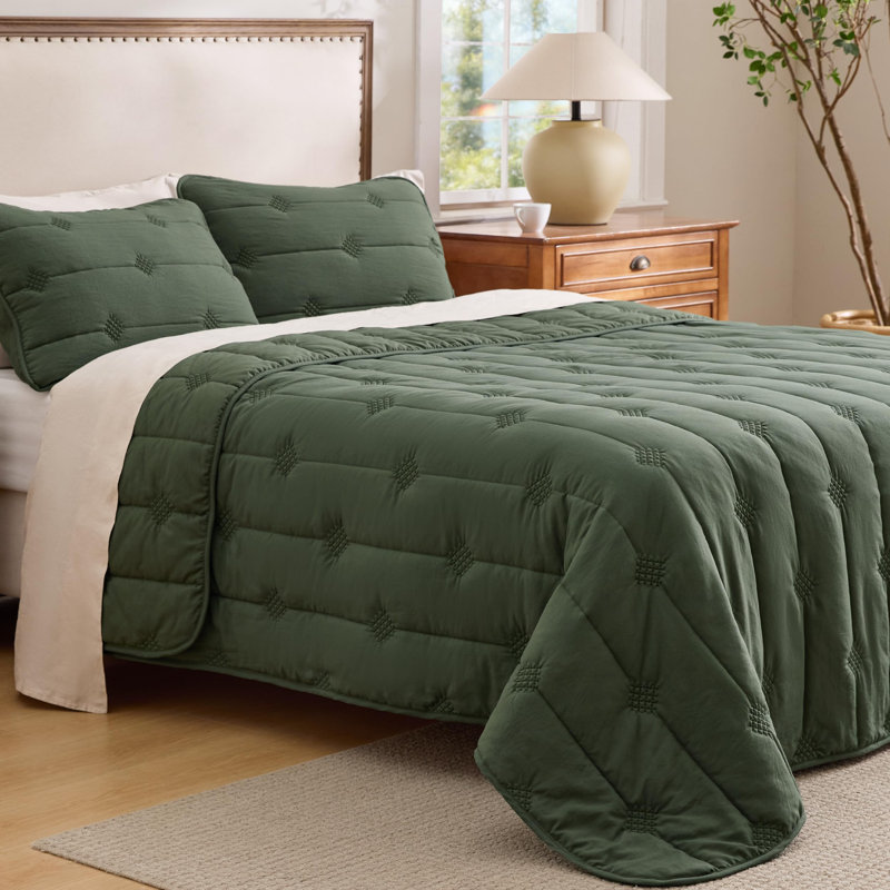 Bedsure Quilts–  Soft Cloud Lightweight Bedspread Coverlet Set with 2 Pillow Shams, Breathable & Cozy Quilt Set for All Season Use