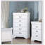 Commode 5 tiroirs à finition blanche de style traditionnel avec poignées tombantes antiques pour un rangement élégant dans la chambre à coucher