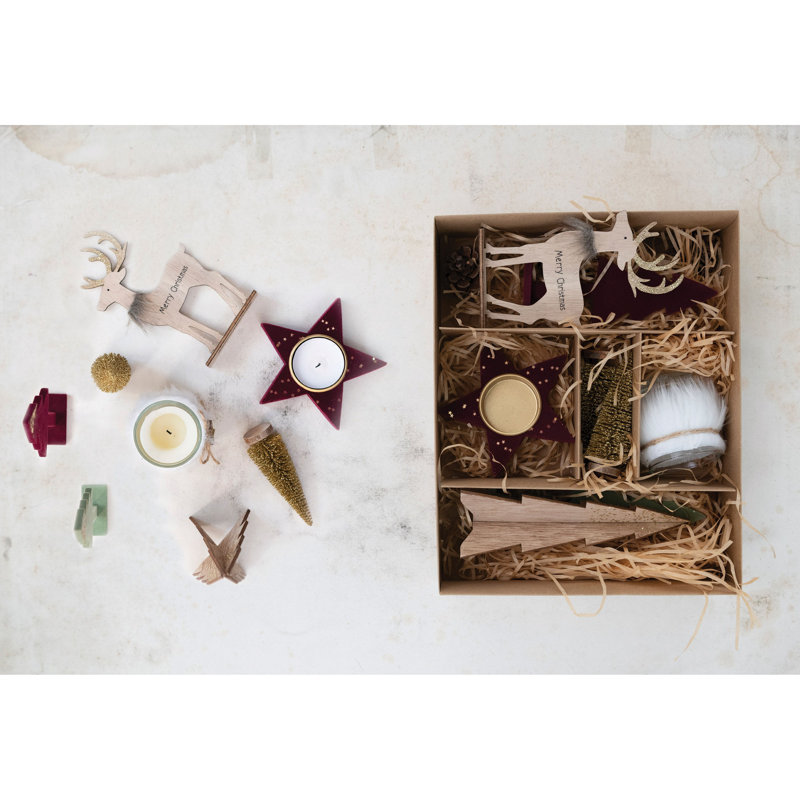 Ensemble de bougies de jardin avec bouteilles, arbres à brosses, bougies chauffe-plat, pommes de pin et figurines en bois en boîte