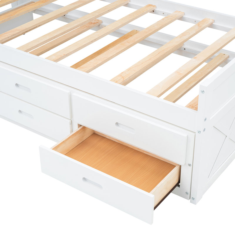 Lit simple blanc avec prises de tête de lit et grand espace de rangement avec décoration élégante
