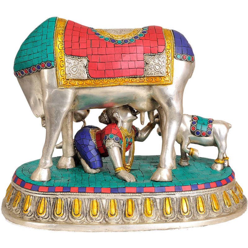 Bébé Krishna buvant du lait de vache