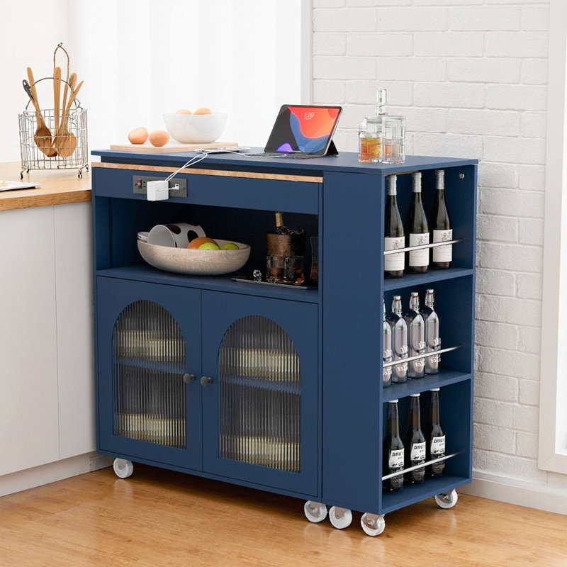Îlot de cuisine avec table allongée, lumières DEL, prises de courant, porte en verre cannelé, prises modernes bleu marine, finition bleue