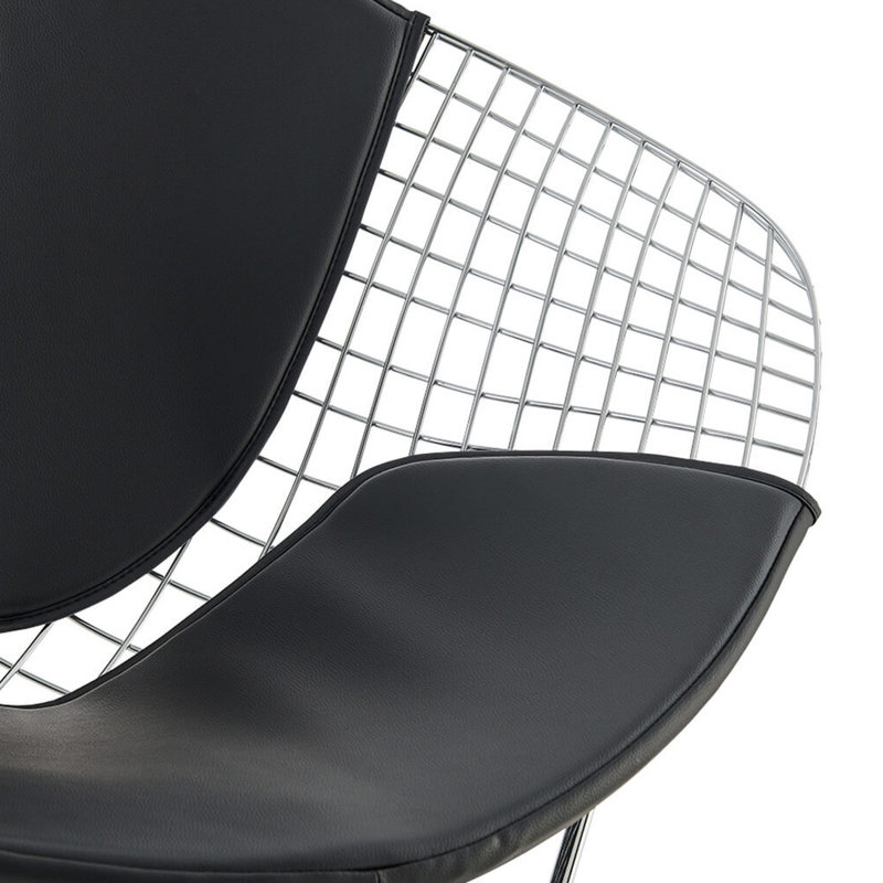 Chaise Diamond avec structure en fer poli, assise en similicuir noir, largeur d'emballage 56 cm, structure en fil d'acier et fer soudés à la main, finition blanche, hauteur 79 cm, détails complexes