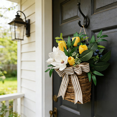 Panier de fleurs printanières et magnolia avec tulipes