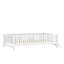 Lit plateforme en bois avec garde-corps-363397128