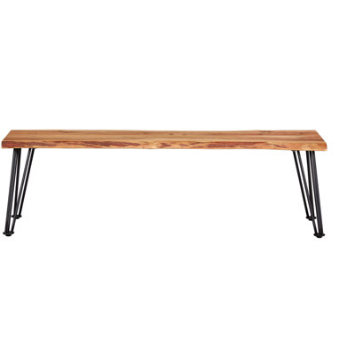 Banc de salle à manger fabriqué à partir de bois naturel avec des bordures vivantes, une surface vieillie pour un look organique et des pieds élégants en fer bronze industriel, pour une surface en bois rustique et moderne