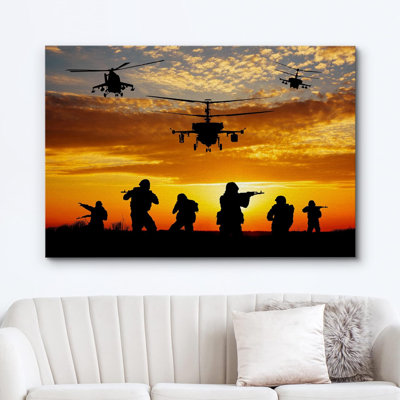 Silhouette de soldat de l'armée russe au coucher du soleil