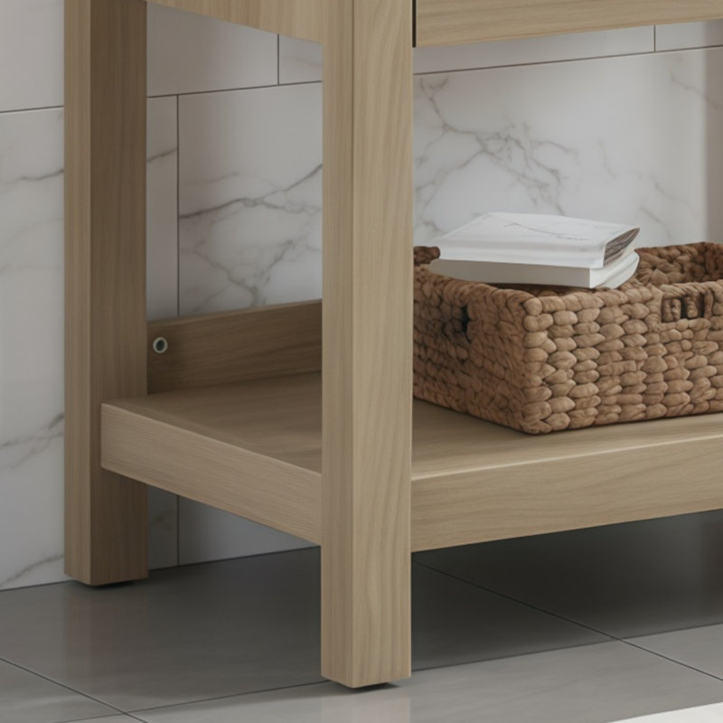 Ce petit meuble-lavabo de salle de bain en chêne blanc avec lavabo présente un style campagnard, un tiroir en forme de U et des tablettes ouvertes. Il est élégant, peu encombrant et respire la sophistication.