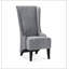 Luxueux fauteuil d'appoint rembourré en velours avec des pieds en bois robustes, parfait pour un décor moderne et élégant.-147960626