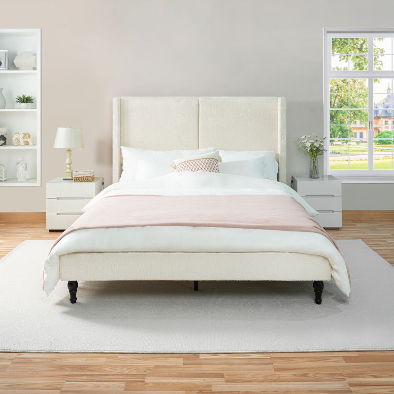 Structure de lit grand format avec tête de lit rembourrée à dossier haut, tissu bouclé et pieds en bois massif pour un sommeil élégant et confortable
