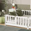 Lit plateforme au sol avec garde-corps et porte-811018461-805319144