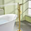 Robinet de baignoire autoportant à un trou avec douche à main Robinet de baignoire à fixation au sol à poignée simple Robinet de baignoire moderne en laiton avec valve-122260113