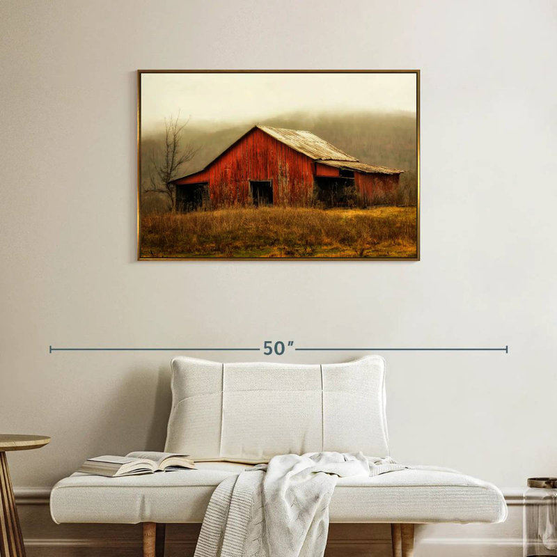 Skylight Barn dans le brouillard, Cadre flottant doré, 37 po x 25 po