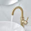 Robinet de lavabo vasque de salle de bain monocorps à poignée simple à grande arche avec bec pivotant-108487113