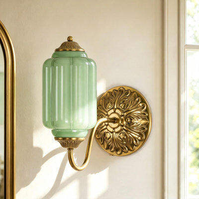Applique murale moderne 1 lumière Avington avec abat-jour en verre lait / vert et finition laiton pour salle de bain