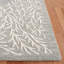 Tapis floral ivoire / gris en laine / coton / viscose touffeté à la main Soho-92392021