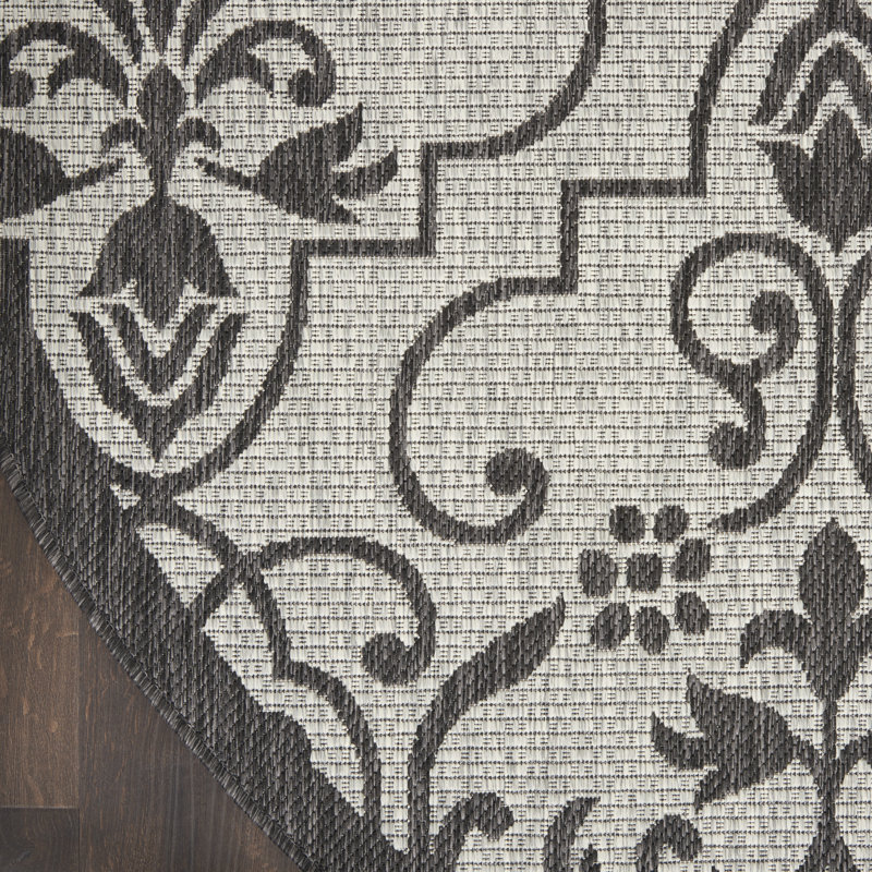 Girraj Floral Indoor / Outdoor Rug, Round 5'3"