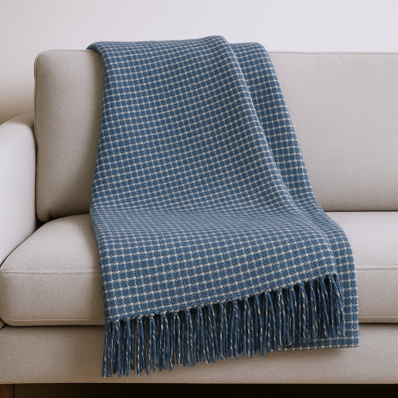 Jeté tissé à carreaux en mélange de coton bleu et crème 50 po x 67 po avec franges