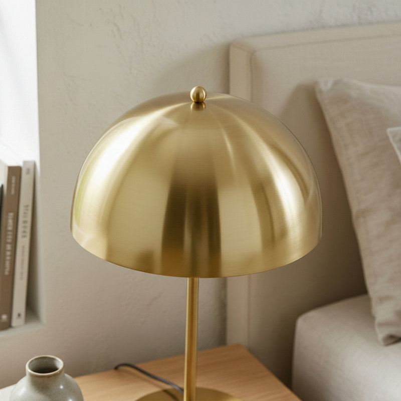 Lampe de table à dôme en métal Manuia