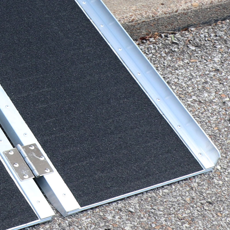 Rampe pour fauteuil roulant en aluminium pliable Titan Ramps - 600 lb Capacité, H 5 po x l 29 po x P 60 po