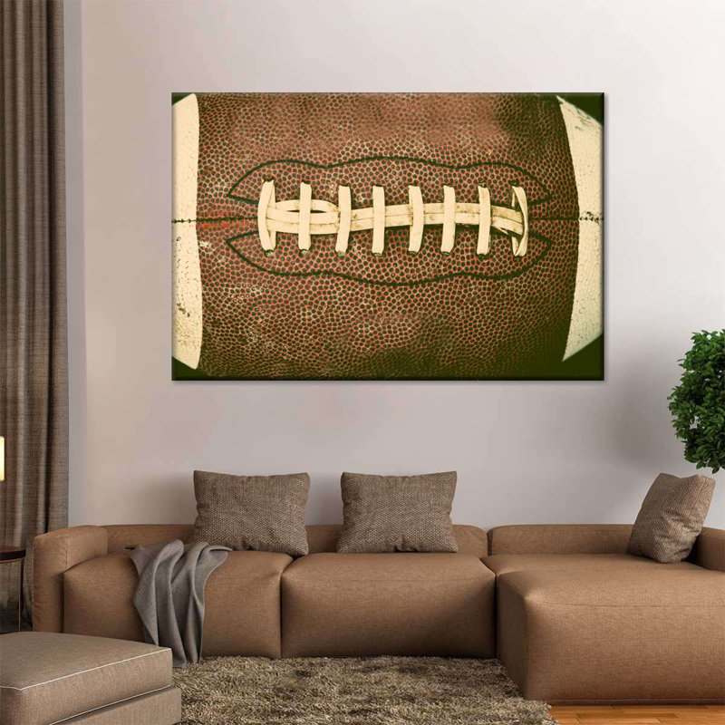 Vieux football sur toile, H 20 po x l 30 po x P 1,25 po