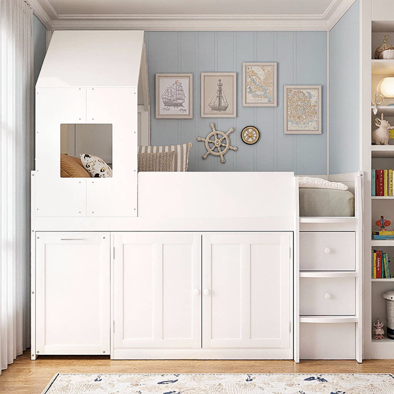 Charmant lit mezzanine simple de style maison avec bureau coulissant coulissant, armoires encastrées et tiroirs pour une chambre d'enfant peu encombrante