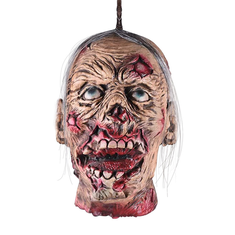 Tête de zombie sanglante suspendue et effrayante