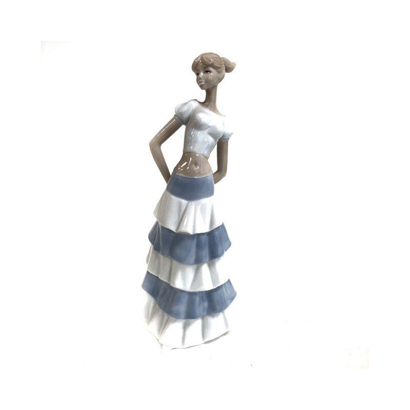 Petite fille dans un buffet bleu Wroten