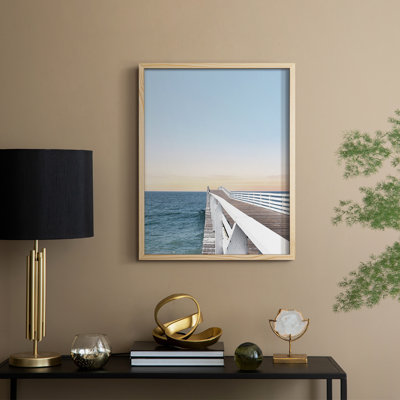 «Day at the Pier», reproduction encadrée - bois massif