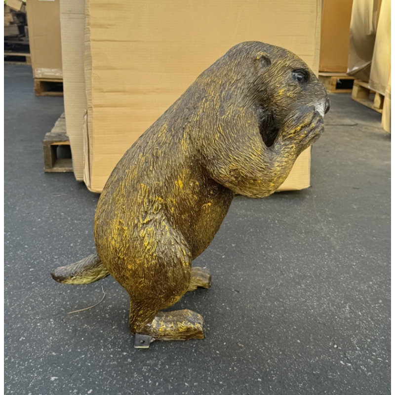Statue de marmotte debout grandeur nature