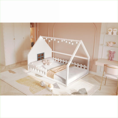 Structure de lit pour enfant pleine grandeur de style maisonnette avec clôture de sécurité et fenêtre décorative, construction en bois massif blanc éclatant