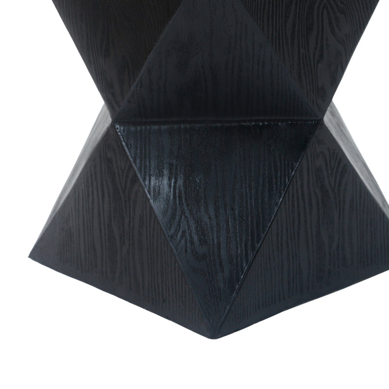 Table d'appoint légère en béton noir de 36,3 cm (14,3 pouces) avec finition peinte à la main et forme prismatique moderne pour la décoration de jardin. Dimensions, design et fabrication pour une utilisation intérieure et extérieure.