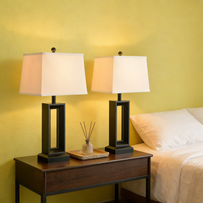 Ensemble de 2 lampes de table Kenroy Home Katherine, conception géométrique moderne avec corps rectangulaire ouvert et finition noir mat, comprend des abat-jour en tissu blanc et un interrupteur à 3 voies