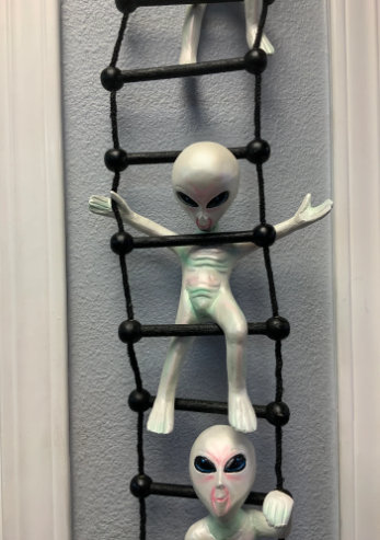 Jahdel Aliens on Rope Ladder Statue