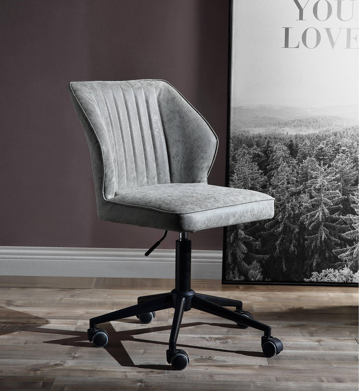 Embrassez l'élégance intemporelle! Chaise de bureau rétro en cuir synthétique gris avec une finition élégante.