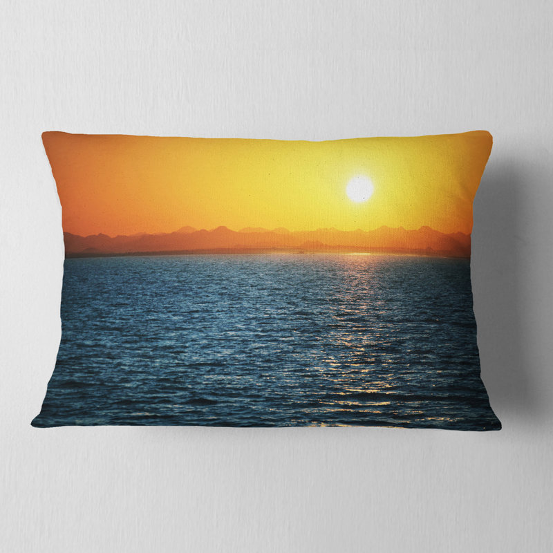 Magnifique coussin lombaire avec vue sur la rivière au coucher du soleil