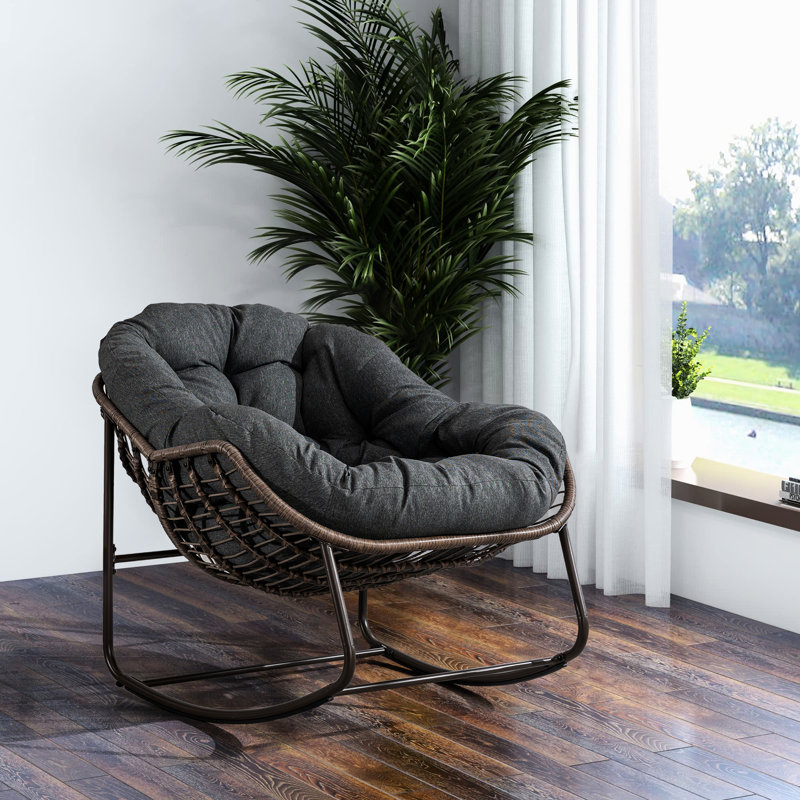 Fauteuil à bascule d'extérieur confortable gris pour la décoration de votre porche, inclinable et avec fonction salon.