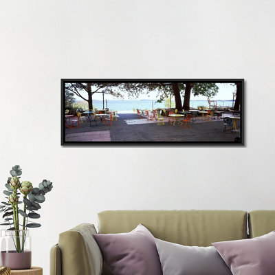 Chaises vides avec des tables dans un Campus, Université du Wisconsin, Madison, Dane County, Wisconsin, États-Unis par Panoramic Images - Reproduction giclée sur toile tendue avec châssis