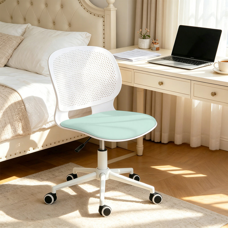 Chaise de bureau ergonomique pivotante sans accoudoirs, à dossier mi-haut réglable en hauteur et dotée d'un dossier respirant, verte et blanche.