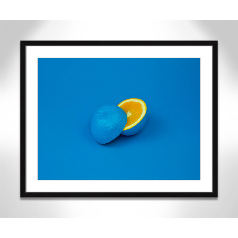 Pop orange en bleu par Davisuko, H 23,5 po x l 29,5 po x P 1,25 po, Papier avec cadre noir, Blanc