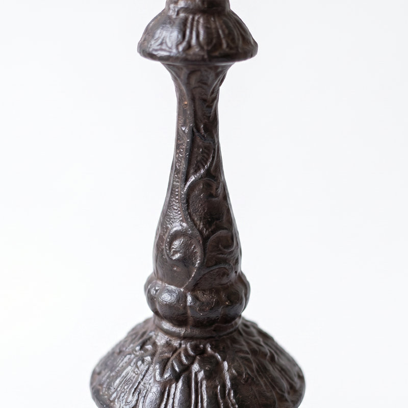 Porte-bougie pilier en fonte, chandelier ornemental à volutes avec base à pieds, décor de table de ferme rétro