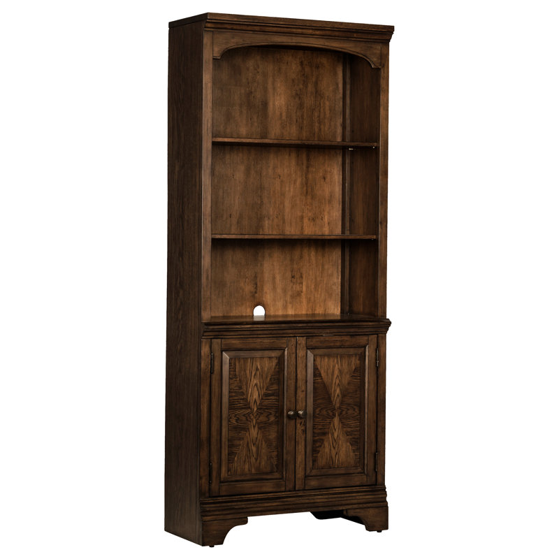 Bibliothèque de couleur chêne bruni, armoire à deux portes, cinq niveaux de tablettes avec trois tablettes réglables, gestion des câbles pour une solution de rangement intérieure bien rangée, des tablettes horizontales,